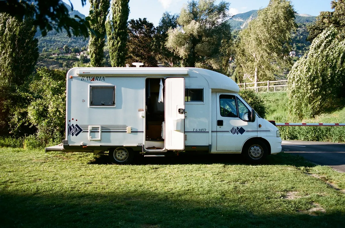 Husbil på Fiat Ducato-chassi parkerad i grön natur